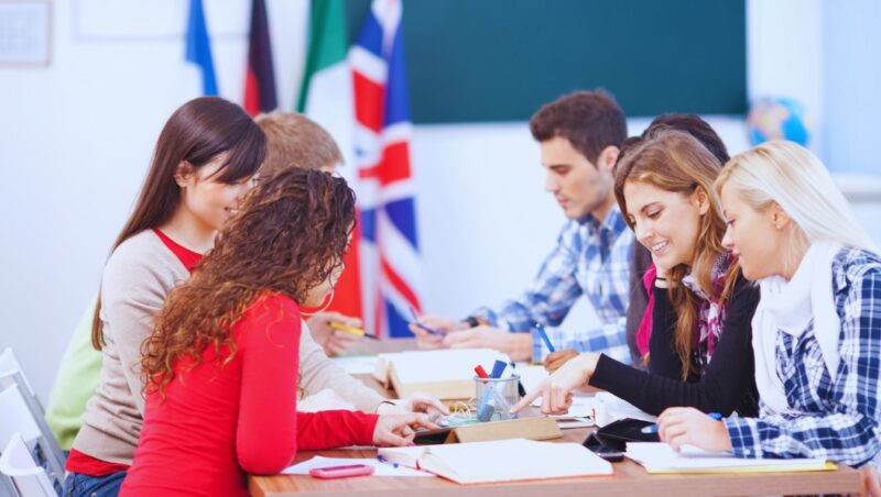 Giáo viên với học viên iEnglish